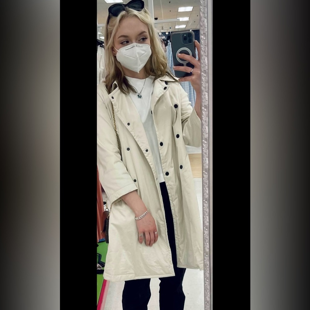 Authentic Marc Jacob’s White Puffy Silk Lined Over Coat Size 2